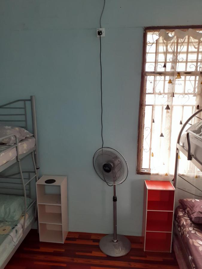 Homestay Idaman Tun Hussein - Harga Untuk 1 Rumah ,1 Bilik ,1 Bilik Air 4 Single Bed - Not Sharing 佩奈 外观 照片