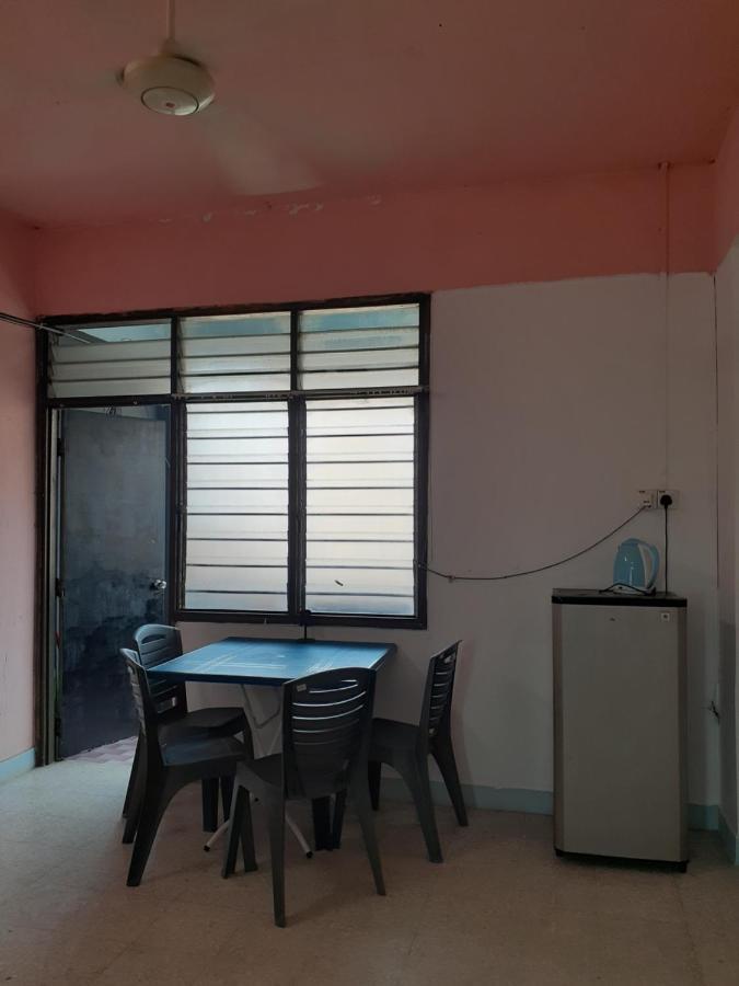 Homestay Idaman Tun Hussein - Harga Untuk 1 Rumah ,1 Bilik ,1 Bilik Air 4 Single Bed - Not Sharing 佩奈 外观 照片